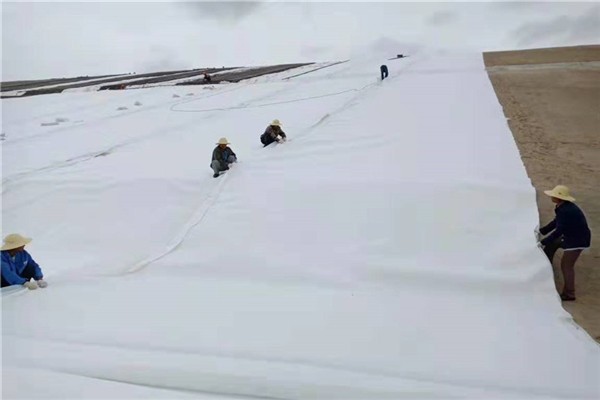 破損的土工布怎樣修補(bǔ)最好呢?